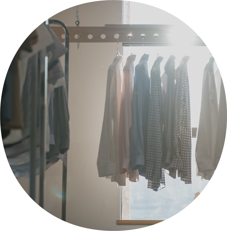 ハンガーにかかった様々な生地のシャツ